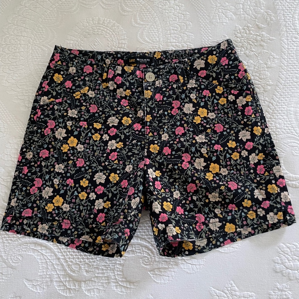 LEE Cotton Stretch Shorts size 4 M Regular Fit Mid Rise Black Bloom Floral